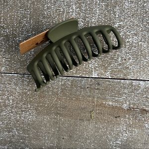 Brandy Melville matte hair clip